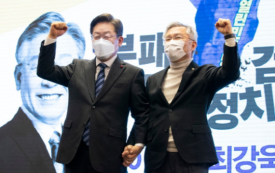 이재명(왼쪽) 더불어민주당 대선 후보와 최강욱 열린민주당 대표. 국회사진기자단